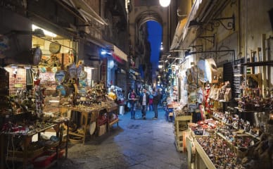 Via San Gregorio Armeno, la strada dei presepi a Napoli