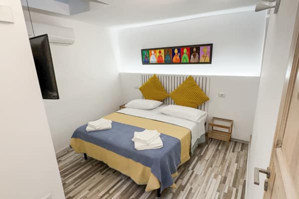 Camera Gialla con letto matrimoniale presso Tribunali Apartments Napoli