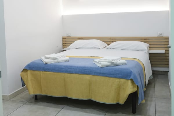 Camera Azzurra con letto matrimoniale presso Tribunali Apartments Napoli