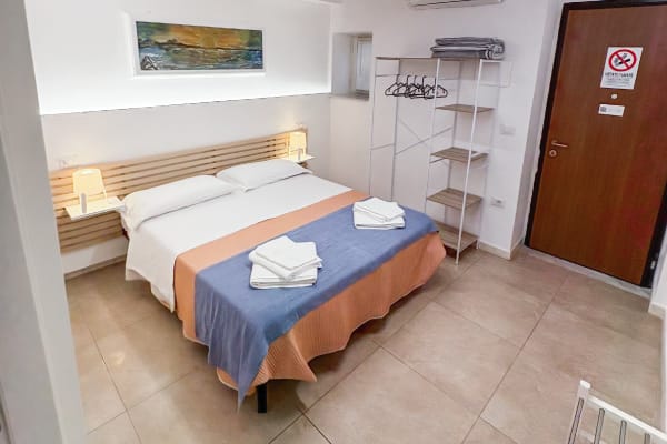 Camera Verde con letto matrimoniale presso Tribunali Apartments Napoli
